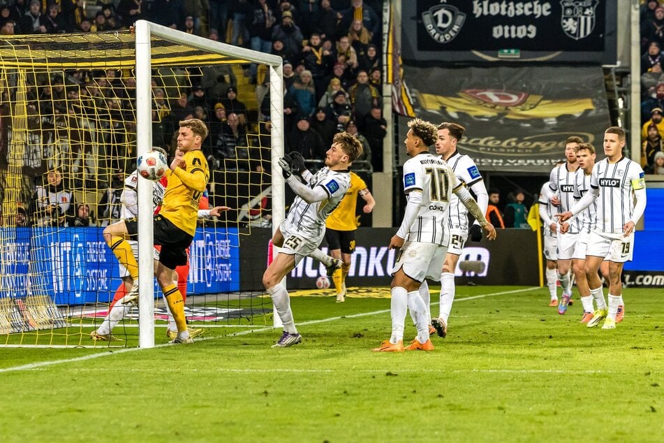 Wie konnte der nicht reingehen? Christoph Daferner (28, l.) verpasste den späten Ausgleich.