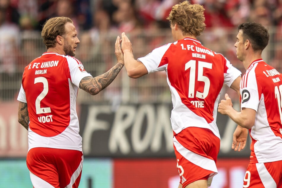 Tom Rothe (20, M) lässt sich nach seinem Treffer zum 1:2 feiern.