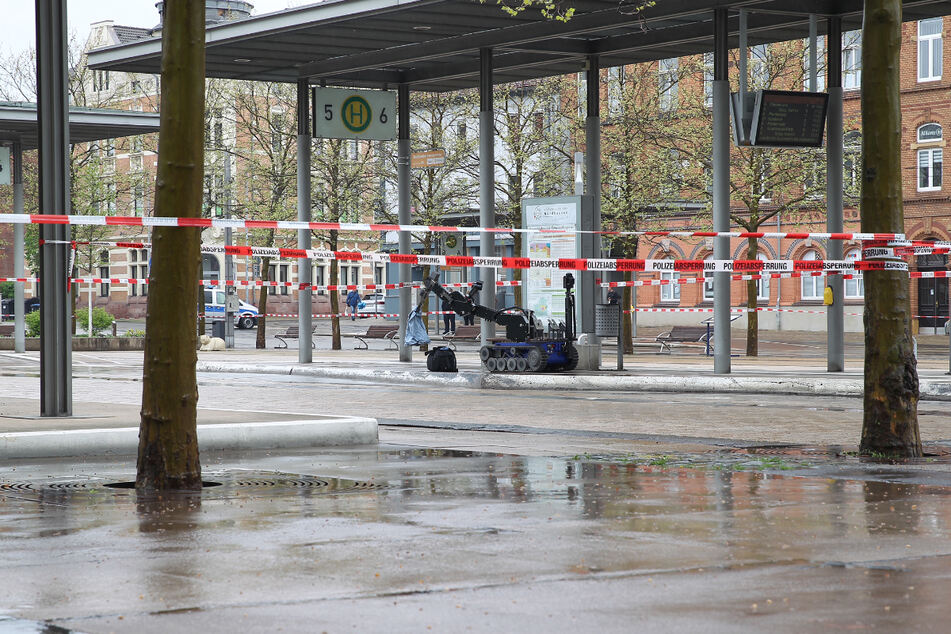 Der Roboter untersucht die Tasche.