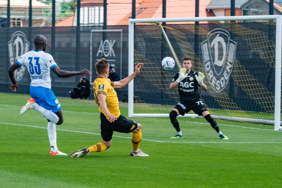 Angreifer Stefan Kutschke (M.) erzielt den Treffer des Tages für Dynamo Dresden.