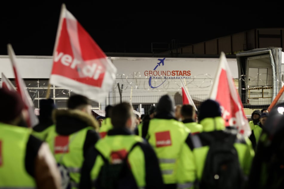 Mitarbeiter der Bodenverkehrsdienste nehmen am Hamburger Flughafen an einem Warnstreik teil.