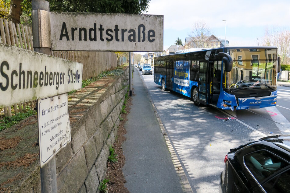 Ein Bus krachte am späten Montagmittag an der Schneeberger Straße/Arndtstraße mit einem Seat zusammen.
