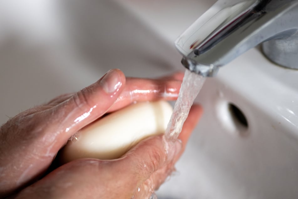 Seife am Stück statt Flüssigseife spart Plastik.