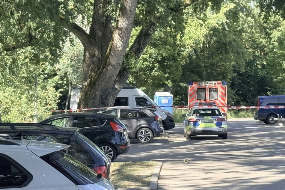 Rettungswagen und Polizei am Mittwoch auf einem Parkplatz in Schorndorf: Hier wurde das leblose Mädchen gefunden.