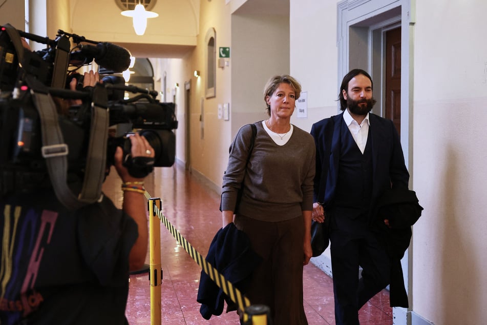 Christina Block (53) kommt ihrem Anwalt Ingo Bott (43) zum 83.Verhandlungstag. Der Steakhouse-Erbin wird vorgeworfen, die Entführung ihrer beiden jüngsten Kinder in Auftrag gegeben zu haben.