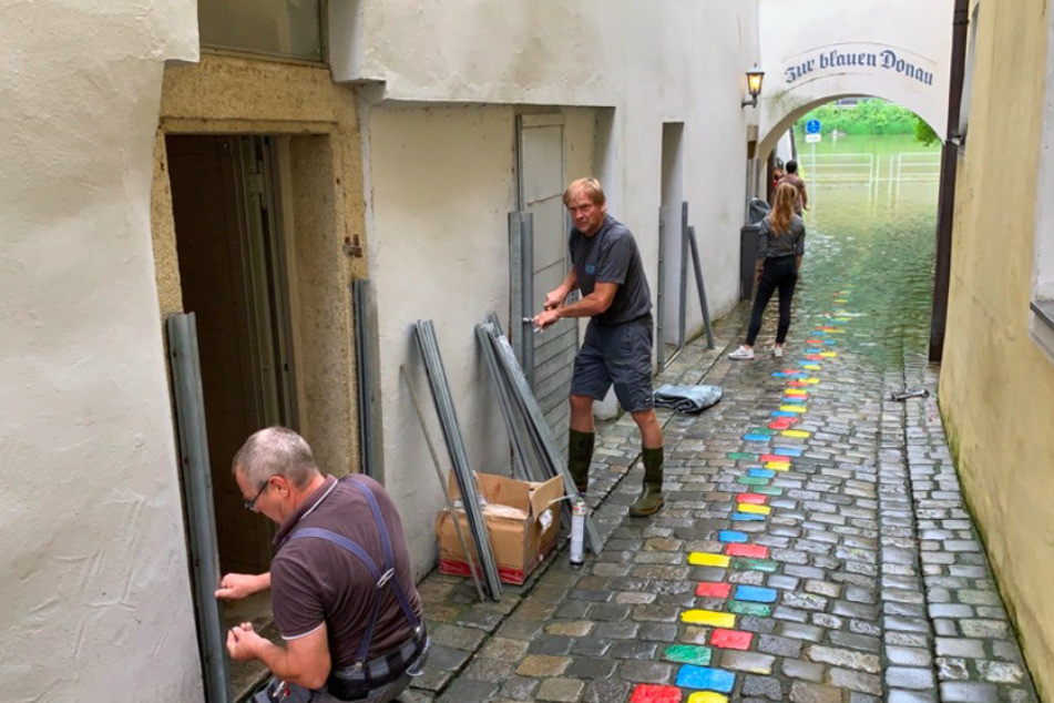 In Passau steigen die Wasserstände der Flüsse stündlich weiter an. Anwohner bereiten sich auf das schlimmste vor.