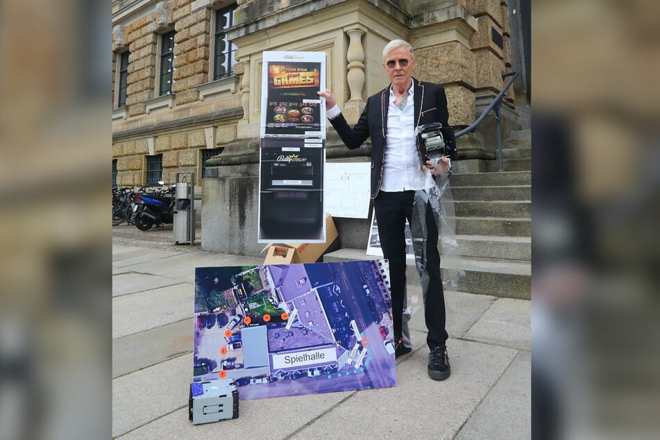 Unternehmer Wolle Förster (71) mit einem Teil seiner "Beweismittel" vorm Landgericht Dresden.