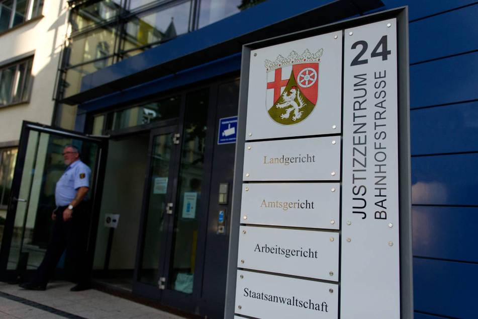 Das Landgericht Kaiserslautern verurteilte den Angeklagten zu einer lebenslangen Haftstrafe.