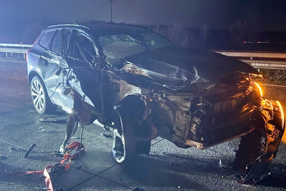 Unfall A1: Volvo bei Unfall mit Lkw völlig zerstört: Fahrer hat Schutzengel an Bord