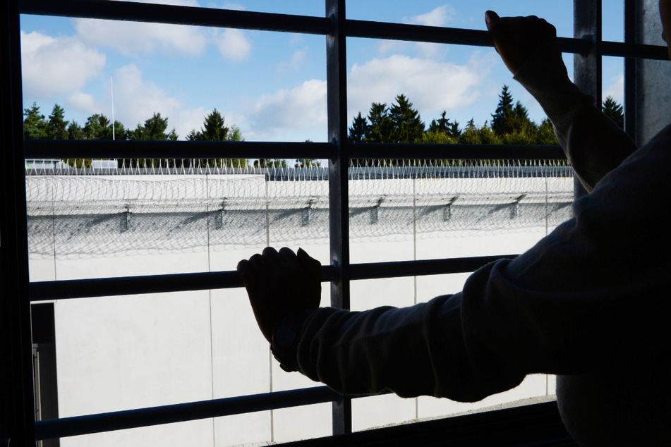 In der Justizvollzugsanstalt Aichach hat sich eine wegen Terrorverdachtes in Bayern in U-Haft befindliche Frau das Leben genommen. (Symbolbild)