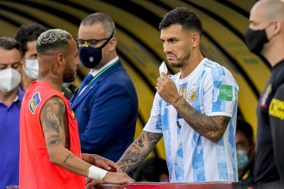 Teamkollegen von Paris Saint-Germain im Gespräch. Der argentinische Spieler Leandro Paredes (27, r.) unterhält sich mit dem brasilianischen Spieler Neymar (29, l.) nach dem Spiels.