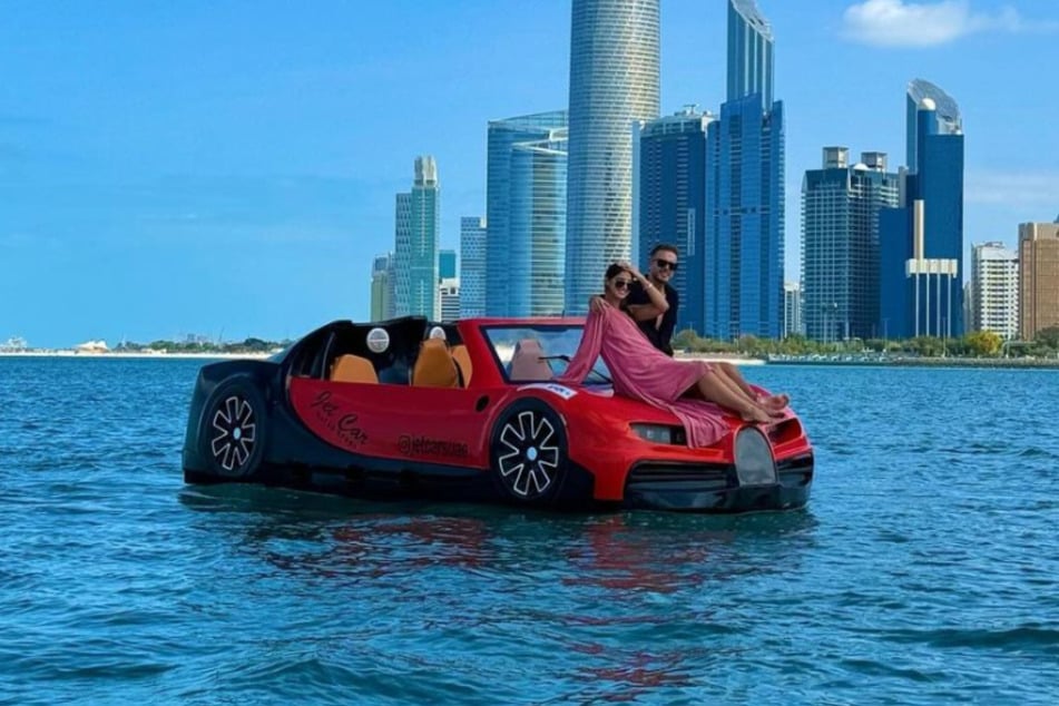 In Dubai besuchte das Paar die Ferrari World und ließ es sich nicht nehmen auf einem Auto zu posen.