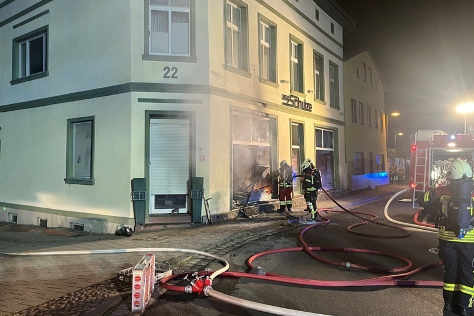 Die Feuerwehr löschte den Brand in einem Bekleidungsgeschäft in Richtenberg (Mecklenburg-Vorpommern).