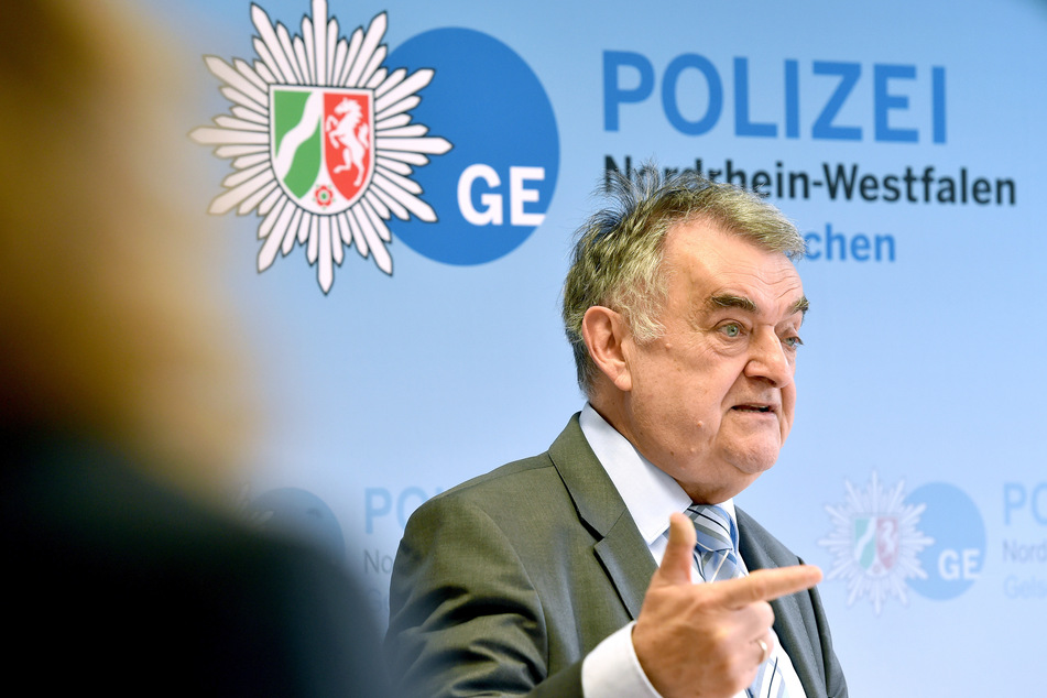 NRW-Innenminister Herbert Reul bei einer Pressekonferenz (Archivbild).