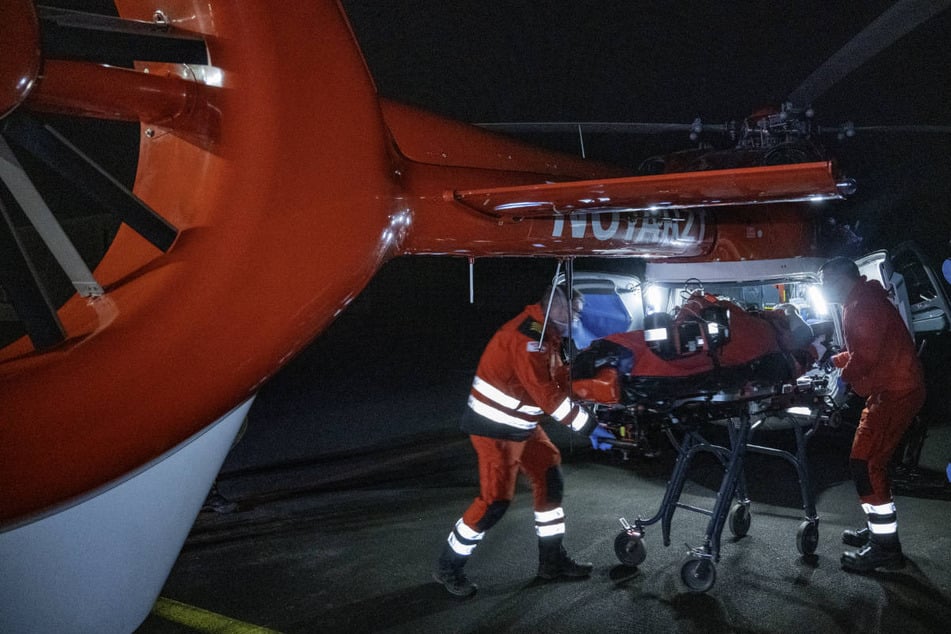 Ein Rettungshubschrauber brachte den schwer verletzten Lkw-Fahrer in ein Krankenhaus. (Symbolbild)