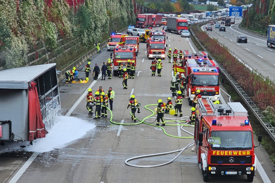 Stau auf der A4 bei Chemnitz! Ein Laster brannte am Montagmorgen - die Autobahn wurde in Richtung Chemnitz gesperrt.