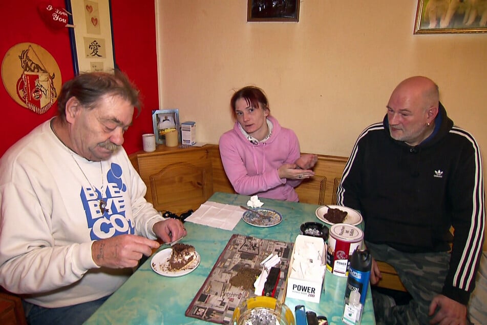 Carola (40) sprang schon mehrfach zwischen Lothar (66, l.) und Stefan (53) hin und her.