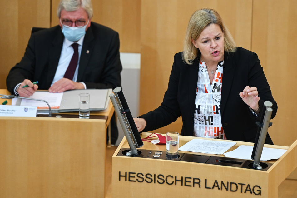 Nancy Faeser (51, r), Fraktionsvorsitzende der SPD, las dem hessischen Ministerpräsidenten Volker Bouffier (69, CDU) bei der Sondersitzung des Hessischen Landtags zum Corona-Sondervermögen des Landes die Leviten.