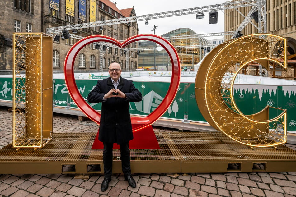 Oberbürgermeister Sven Schulze posiert im Februar 2022 bei der Einweihung des "I Love C"-Fotopoint auf dem Neumarkt.