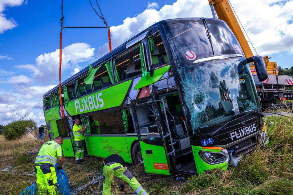 Durch den Unfall sind bei dem Flixbus sämtliche Scheiben zu Bruch gegangen.