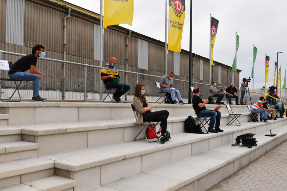 Journalisten waren schon zugelassen, nur dürfen auch bis zu 50 Fans drei "offene" Einheiten besuchen.