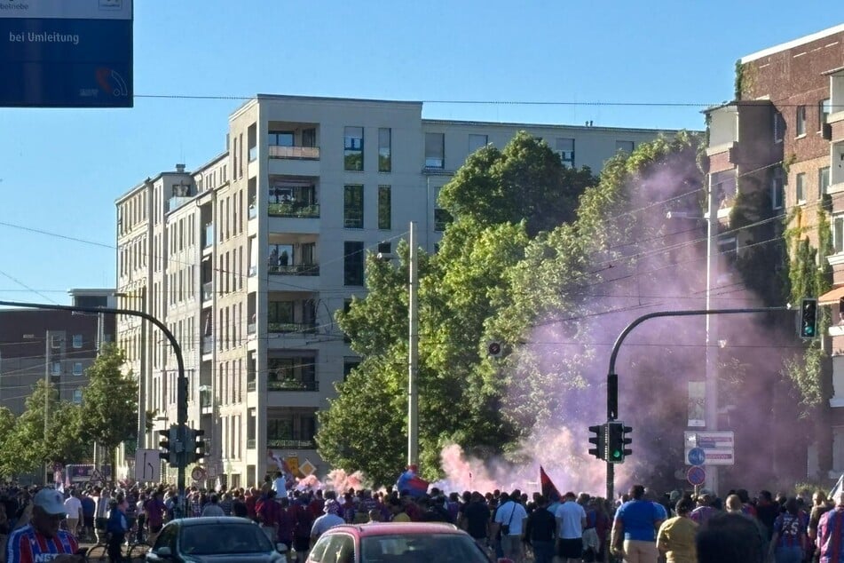 Bei den Fanmärschen kam auch etwas Pyro zum Einsatz.
