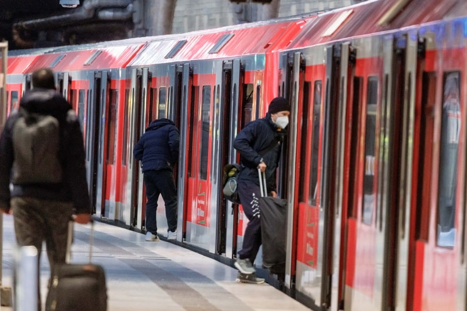 Hamburg: Erst bettelt er, dann schlägt er zu! Fahrgast in S5 angegriffen