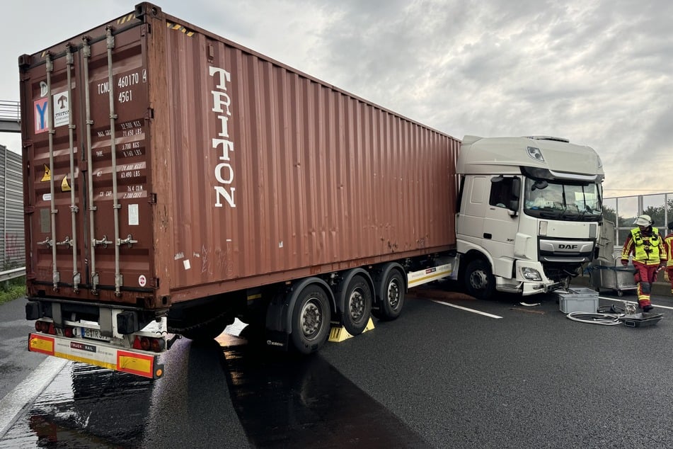 Der Sattelzug blieb quer auf allen drei Fahrstreifen stehen.