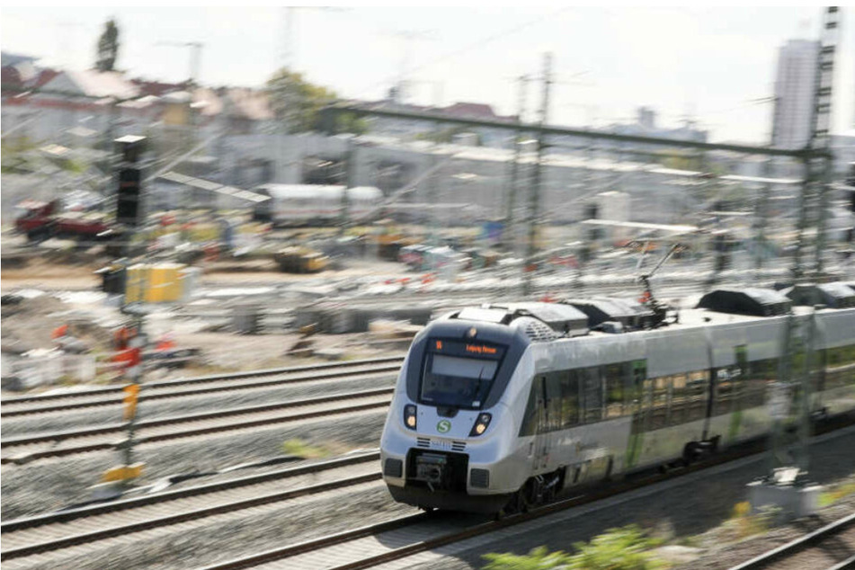 In S-Bahnen in und um Leipzig kam es am Wochenende zu gefährlichen Situationen. Zwei Männer führten Messer mit sich und bedrohten die Fahrgäste. (Symbolbild)