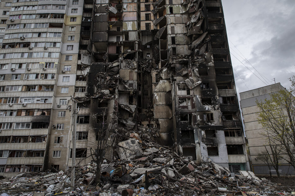 Ein Wohngebäude steht nach einem russischen Angriff zerstört im Nordosten Charkiws.Die ukrainische Großstadt wurde am Montag beschossen.