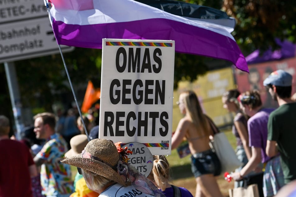 Dem CSD haben sich Gruppen wie "Omas gegen Rechts" angeschlossen. (Archivbild)