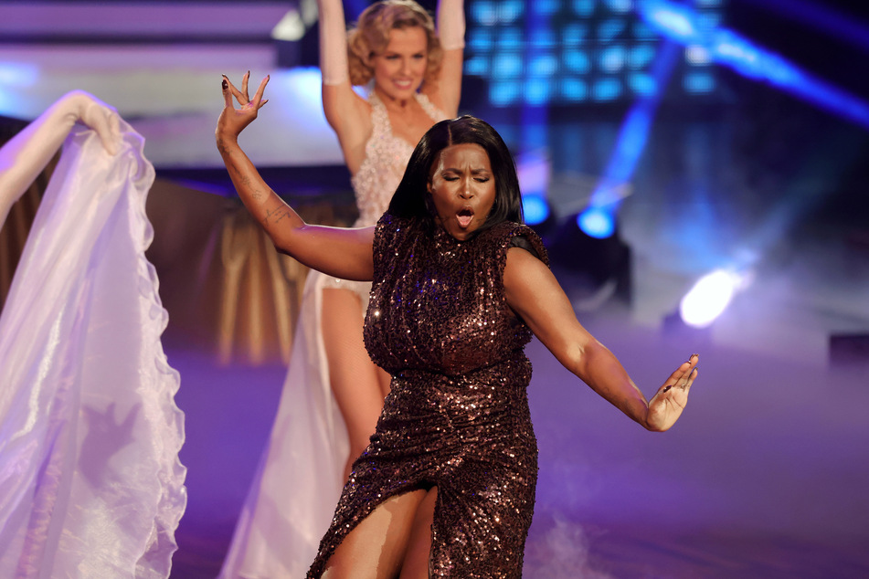 In der Auftaktfolge zur 14. "Let's Dance"-Staffel sah man Jurorin Motsi Mabuse (39) noch mit schwarzer Wallemähne.