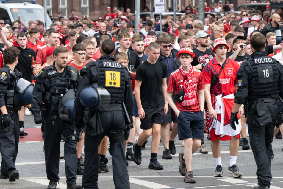 Die mitgereisten Anhänger des FC Aberdeen zogen vor der Partie durch die Frankfurter Innenstadt.
