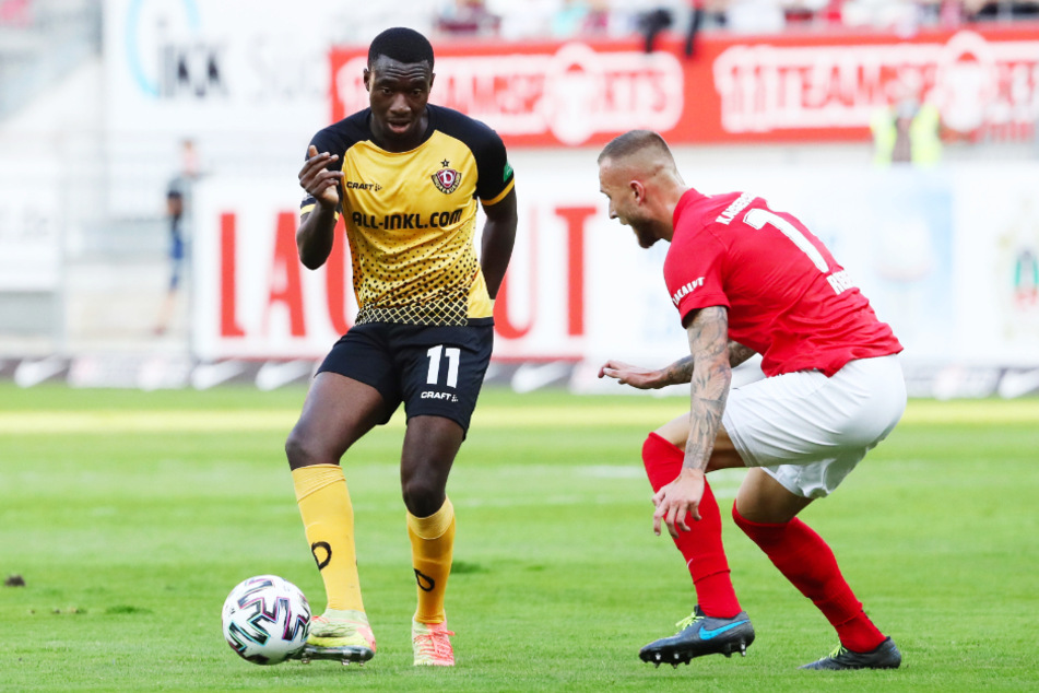 Agyemang Diawusie (l.) hat seine Leichtigkeit aus der Vorbereitung nicht in die Punktspiele retten können. Hier duelliert er sich mit Kaiserslauterns Tim Rieder.