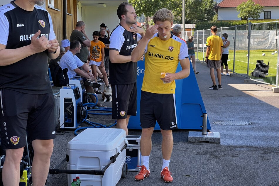 Jonas Oehmichen macht's vor: Sonnencreme ist ein Muss.