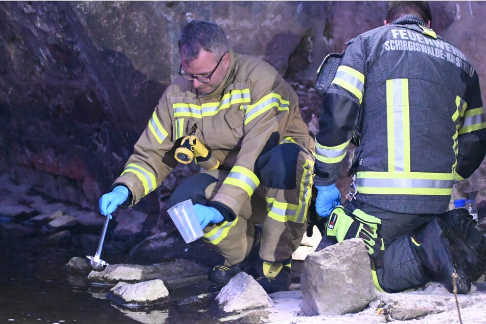 Die Feuerwehr entnahm Gewässerproben.