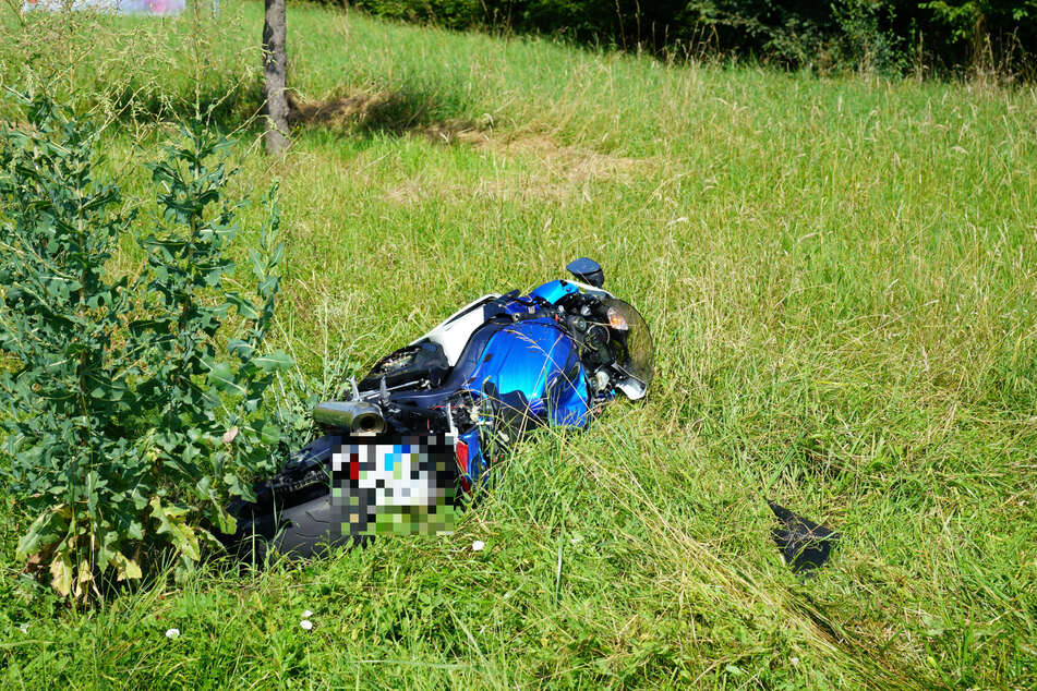 Die blaue Suzuki landete nach dem Unfall auf einer angrenzenden Wiese.