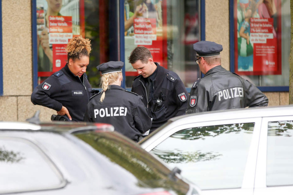 Polizisten vor der Filiale in Altona.