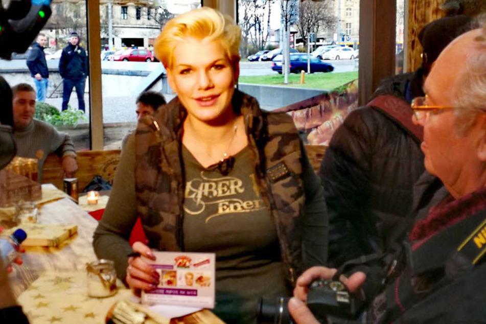Bereits weit vor der Eröffnung (16 Uhr) schrieb "Grillmüller"-Chefin Melanie Müller Autogramme, ließ sich mit Fans ablichten.