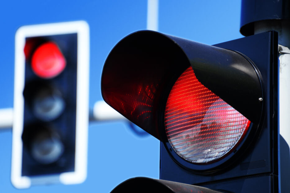 In Glauchau wurde eine Ampel bei einem Unfall beschädigt, sie fiel auf die Straße. (Symbolbild)