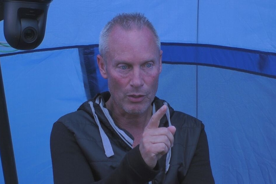 Ist der dritte Promi, der das Camp verlassen musste: Deutschlands bekanntester TV-Detektiv Jürgen Trovato (57).