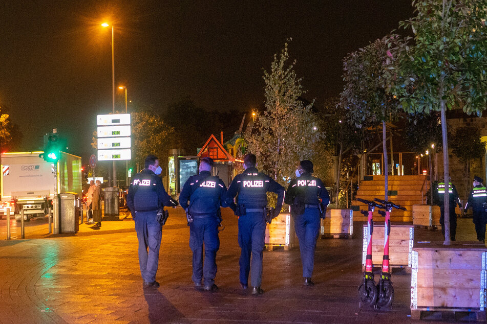 Die schwer bewaffneten Polizeikräfte suchen die Umgebung rund um den Hamburger Hauptbahnhof ab.