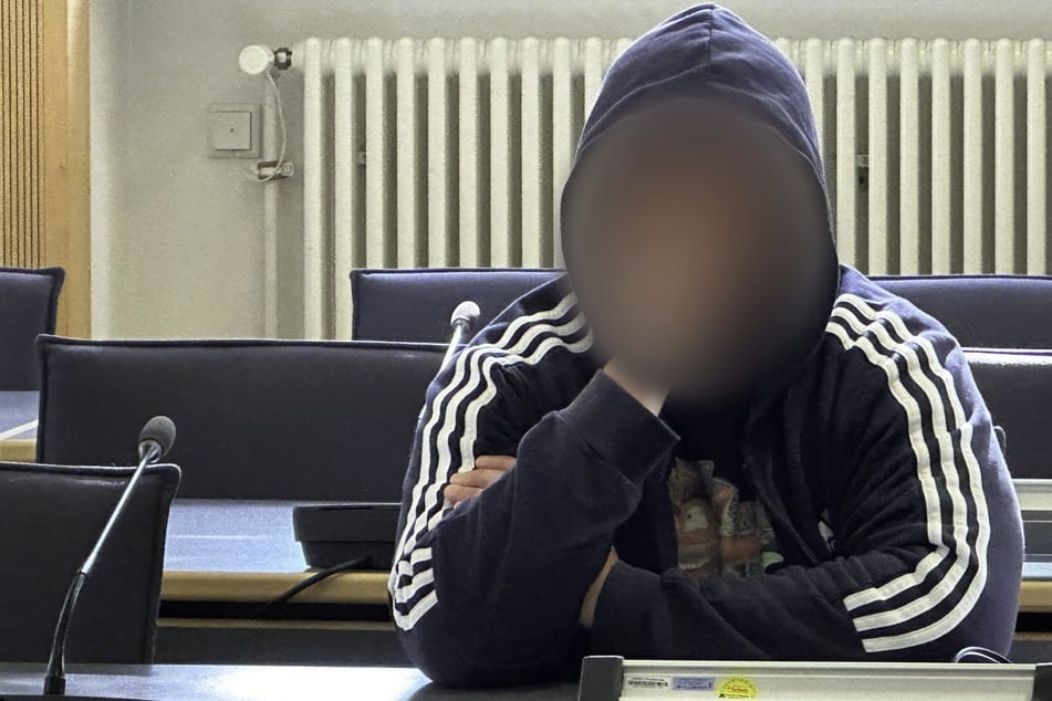 Mann stößt 21-Jährigen von Brücke und zeigt Hitlergruß: Opfer leidet bis heute unter Folgen