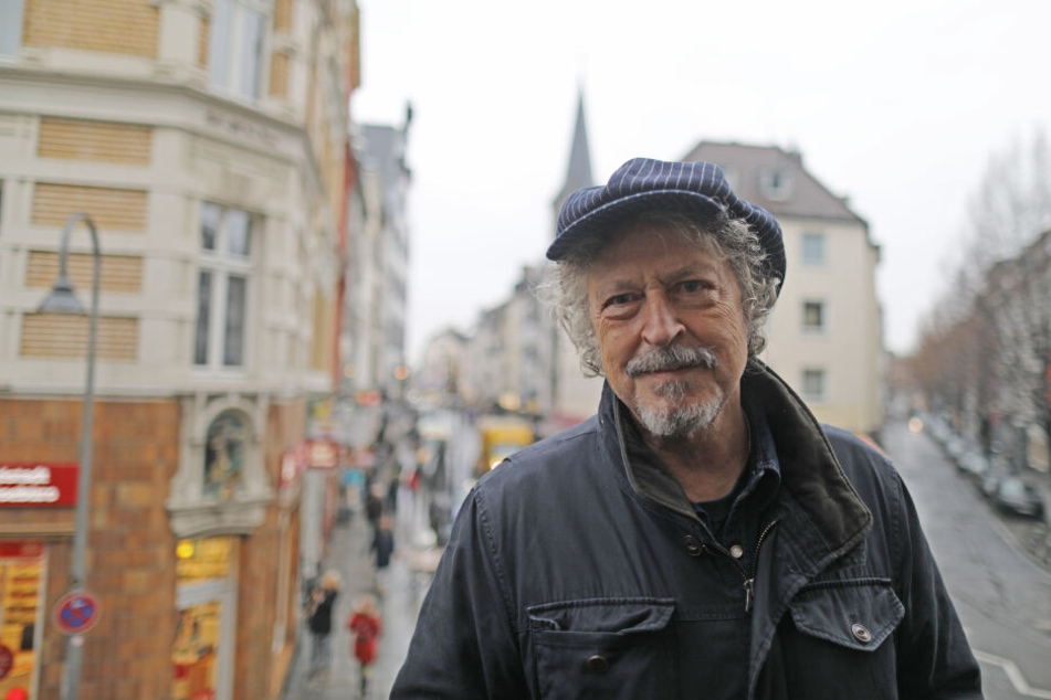 Wolfgang Niedecken steht in der Severinsstrasse vor seinem Elternhaus.