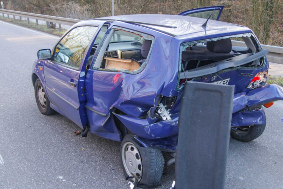 Das Heck des VW Polos wurde durch die Wucht des Aufpralls stark beschädigt.