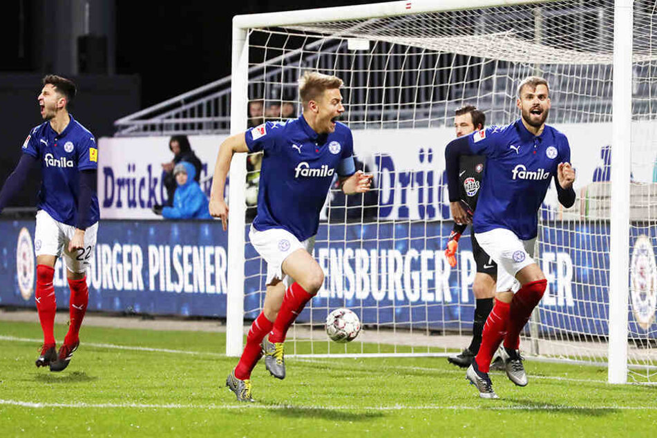 In Kiel konnte Mathias Honsak (r.) schon nach sechs Minuten seinen Kopfballtreffer bejubeln.