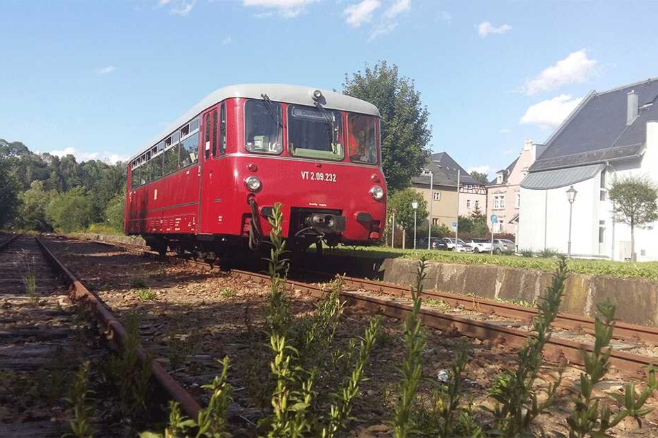 Bürgermeister Heinz-Peter Haustein kämpft für die Bahnstrecke Olbernhau-Seiffen-Neuhausen. Derzeit gibt es auf der Strecke Sonderfahrten mit einem sogenannten "Ferkeltaxi".