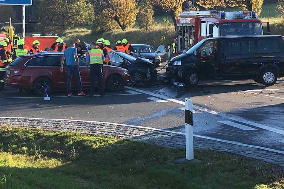 Unklar ist, wieviele Fahrzeuge beschädigt wurden. Dieses Foto deutet auf mehr als zwei hin.