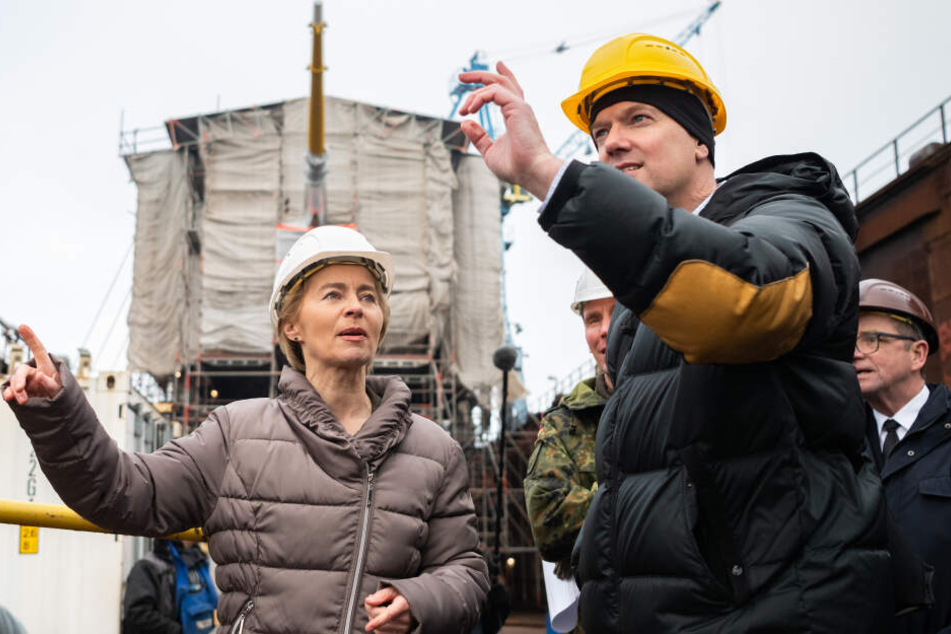 Bundesverteidigungsministerin Ursula von der Leyen (CDU) steht bei ihrem Besuch des Segelschulschiffes der Deutschen Marine "Gorch Fock".