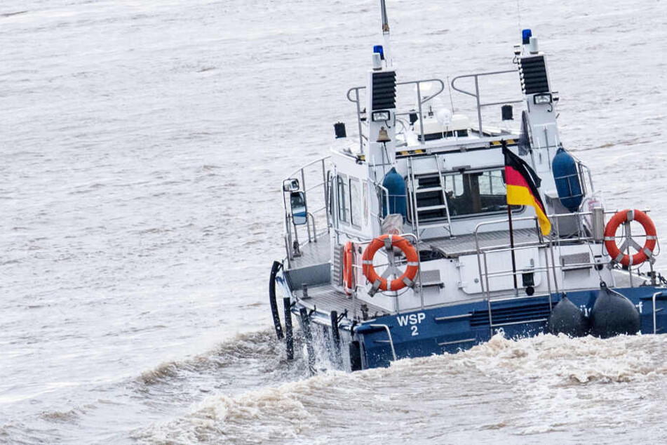 Ein Schiff der Wasserschutzpolizei sucht das Wasser ab (Symbolbild).